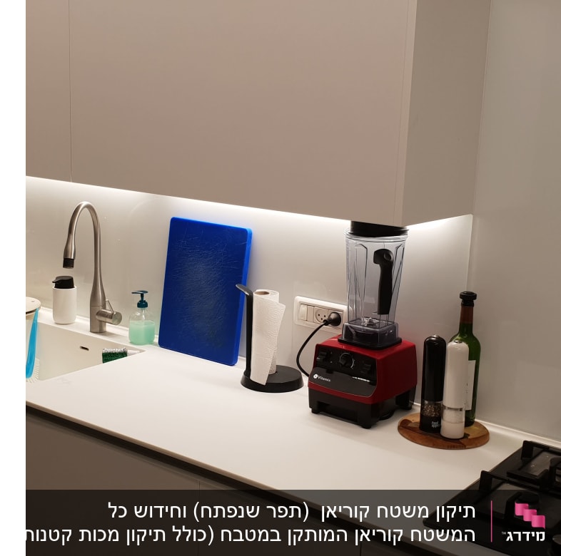 שיש לבן במטבח עם כיור וברז נירוסטה